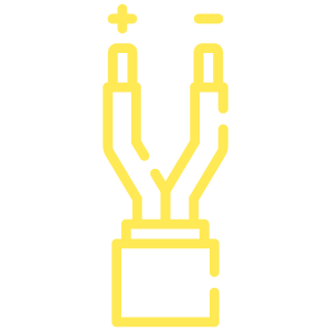 Electricista usando multímetro en un panel